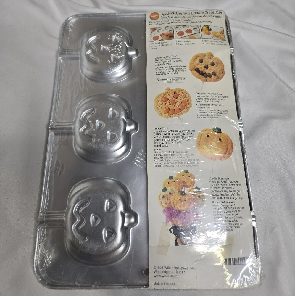 NEW Vintage 90s Wilton jack-o-lantern cookie set treat pan with sticks treat bag